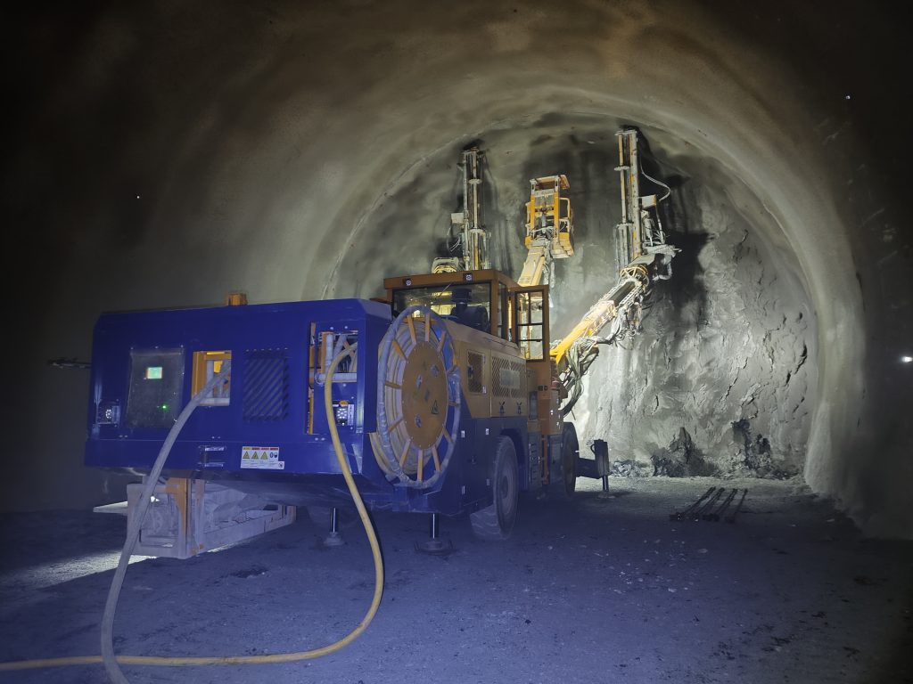 On April 15th, 2024, leaders of the National Railway Group went to the exit of Gayi Tunnel to observe the construction of the anchoring and injection machine. The R25 built-in resin prestressed self drilling hollow bar jointly developed by ONTON and the Railway Construction Research Institute was used for rapid anchoring. The main contents are as follows:
